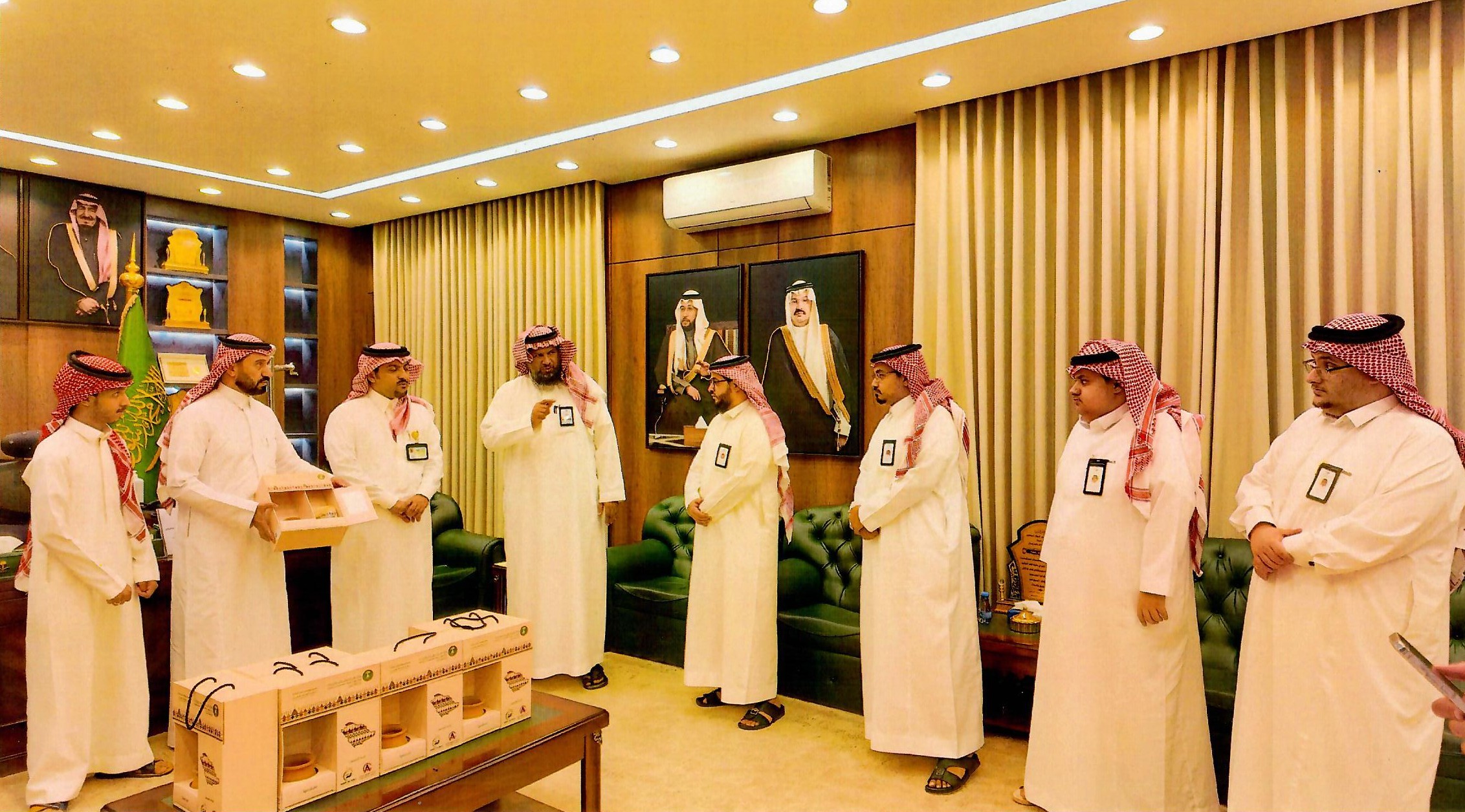 استقبل محافظ أحد رفيدة منسوبي الجمعية واطلع خلال اللقاء علي جهود الجمعية في المحافظة وما تقدمة من برامج ومبادرات لخدمة المجتمع